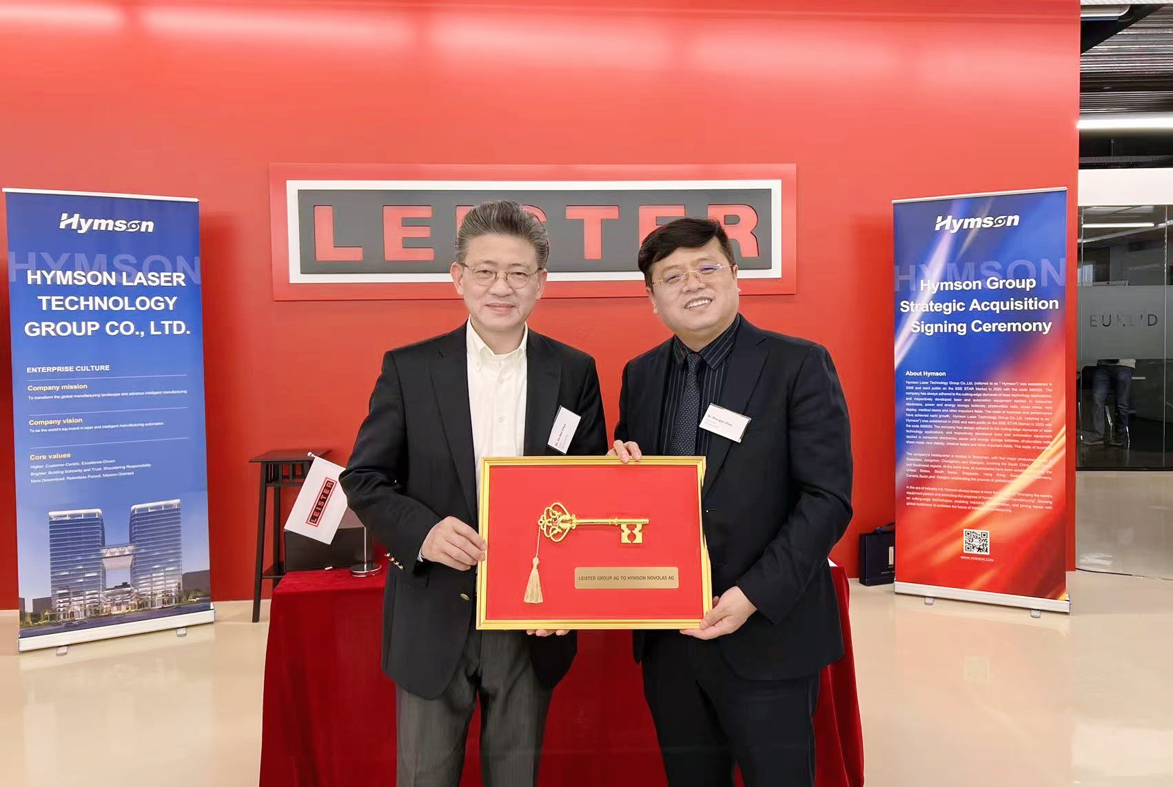 2、陈博、赵董钥匙交接 (1).jpg