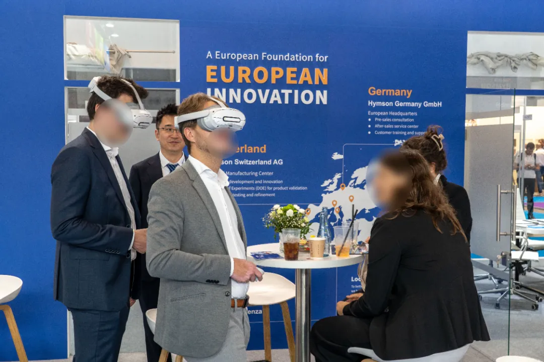 ag亚娱还创新打造了VR智造工厂漫游系统，让参观者沉浸式体验高速激光模切机、叠片电池装配线等设备的性能参数和应用场景